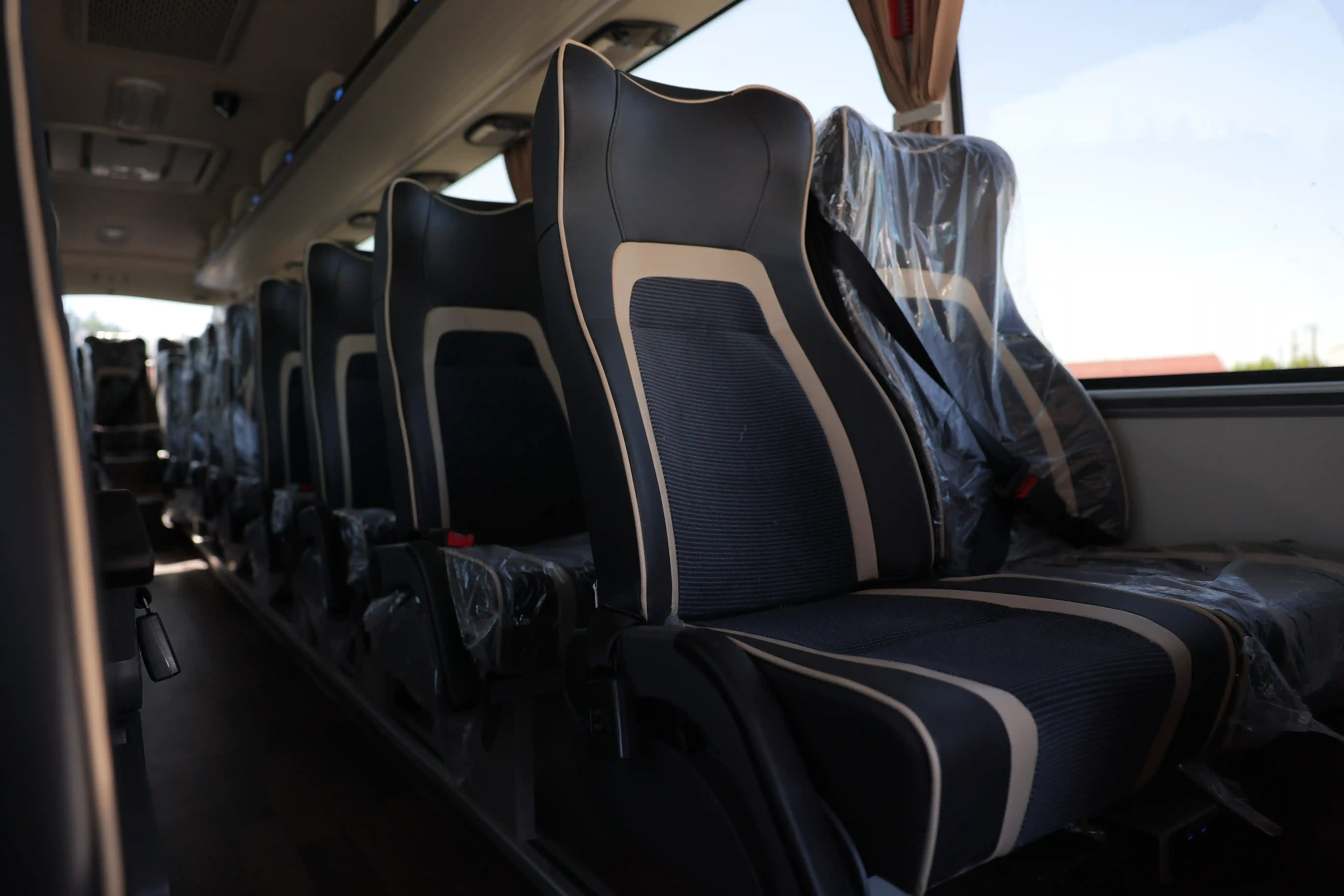 Golden Dragon XML6896-6957 for rent with driver